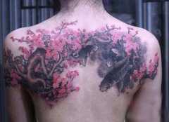 女生背部水墨画梅花雨鲤鱼纹身图案