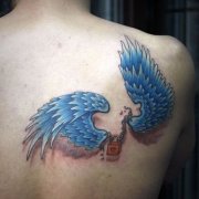 男生肩背一款彩色翅膀纹身图案