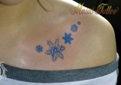 女生胸部一款彩色雪花纹身图案