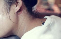 女孩子耳部好看的小彩虹纹身图案