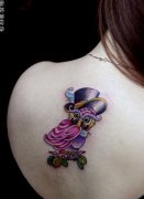 美女背部彩色猫头鹰纹身图案