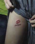 美女腿部唇印与字母纹身图案