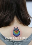 女生背部七彩龙猫纹身图案