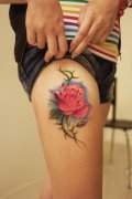 美女腿部漂亮的彩色玫瑰花纹身图案