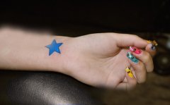 女孩子手臂漂亮的彩色小五角星纹身图案