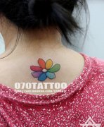 美女背部漂亮的小花卉纹身图案