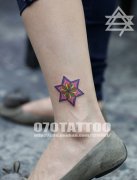 美女腿部漂亮的花卉图腾纹身图案