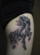 美女腿部帅气的马纹身图案