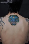 武汉老兵纹身店：帅气的颈部唐狮子纹身图案作品