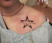 男生胸部五芒星与字母纹身图案