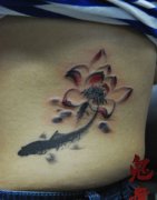 美女腰部好看的水墨画莲花与鲤鱼纹身图案