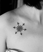 女生胸前唯美的雪花纹身图案