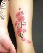 美女腿部漂亮的彩色桃花纹身图案
