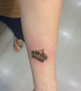 女孩子手臂彩色小皇冠纹身图案