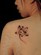 美女肩背好看流行的水墨莲花纹身图案