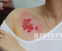 女孩子锁骨处彩色图腾小鱼纹身图案