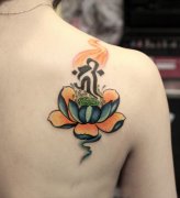 女孩子肩背漂亮的彩色莲花纹身图案