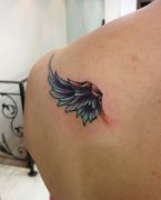 肩背小巧的彩色翅膀纹身图案