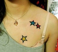 美女胸部好看的彩色五角星纹身图案