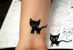女孩子手腕处可爱的图腾猫咪纹身图案