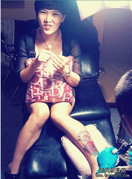 2012年6月17日美女脚部玫瑰花tattoo图案作品制作现场