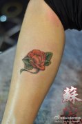 腿部漂亮的彩色玫瑰花纹身图案