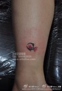 腿部可爱的卡通小鱼纹身图案