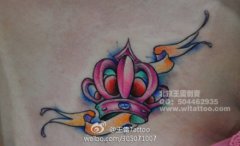 美女胸部好看的彩色皇冠纹身图案