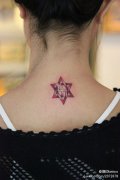 美女背部好看的彩色六芒星纹身图案