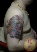 手臂超帅的蛇纹身图案