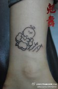 女生腿部小天使与三叶草纹身图案