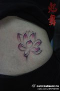 美女腰部唯美时尚的水墨莲花纹身图案