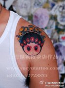 男生肩膀处一款卡通花旦头像纹身图案