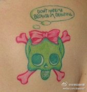 一款简单小巧的骷髅与蝴蝶结纹身图案