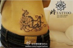 美女腰部唯美好看的莲花与佛珠纹身图案
