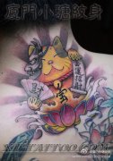 男人脖子处好看的彩色招财猫纹身图案