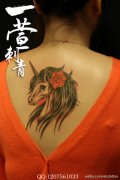 美女背部一款独角兽纹身图案