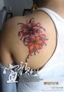 男生肩背唯美好看的彼岸花纹身图案