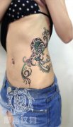 女生腰部精美时尚的图腾藤蔓纹身图案