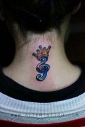 女生颈部音符与皇冠纹身图案