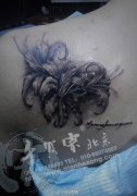 女生肩背好看的彼岸花纹身图案