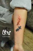 女生手臂水墨风格小金鱼纹身图案