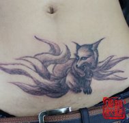 女生腹部黑白九尾狐纹身图案