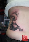 美女腰部经典的九尾狐纹身图案