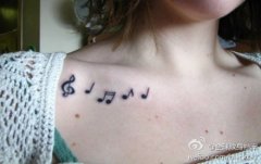 女生锁骨处唯美流行的音符纹身图案