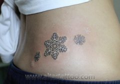 美女腰部唯美的白色雪花纹身图案
