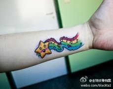 女生手臂星星与音符纹身图案