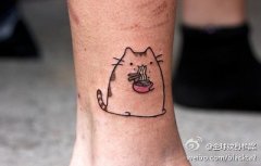 腿部简单可爱的龙猫纹身图案