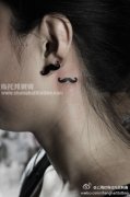 女生脖子处小胡子纹身图案