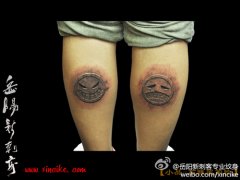 腿部超酷的石雕笑脸与哭脸纹身图案